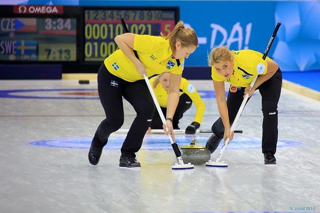 O curling é praticado em uma pista de gelo e tem por objetivo colocar pedras de granito o mais próximo possível de um centro, como se fosse um alvo / Foto: Divulgação Sochi 2014